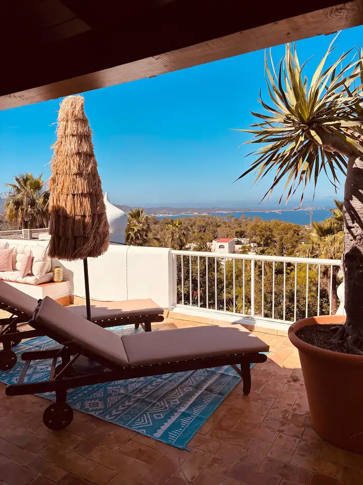 Sun loungers on the terrace with sea view